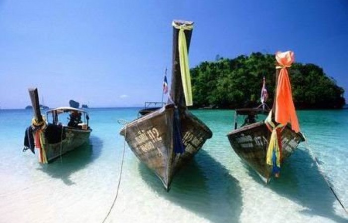 3 tail boats